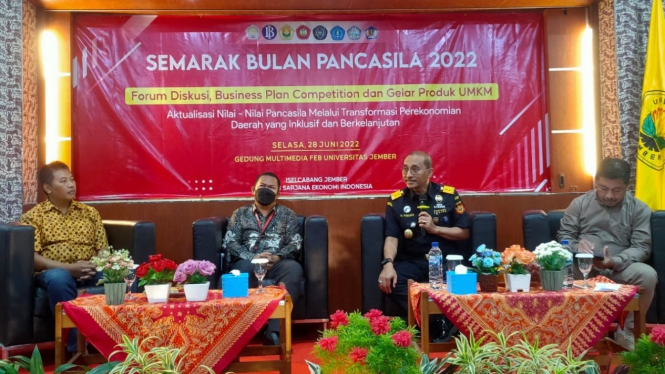 Kepala Kantor Wilayah Bea Cukai Jawa Timur II, Oentarto Wibowo hadir dalam rangkaian acara Forum Diskusi yang diselenggarakan oleh Ikatan Sarjana Ekonomi Indonesia (ISEI) Jember, pada Selasa (28/06).
