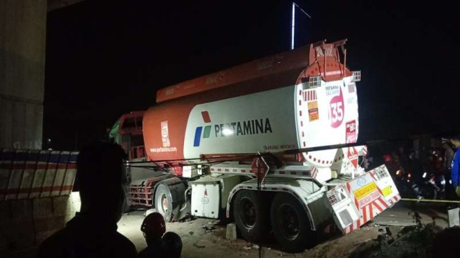 Truk tangki Pertamina terlibat kecelakaan maut di Cibubur, Jakarta.