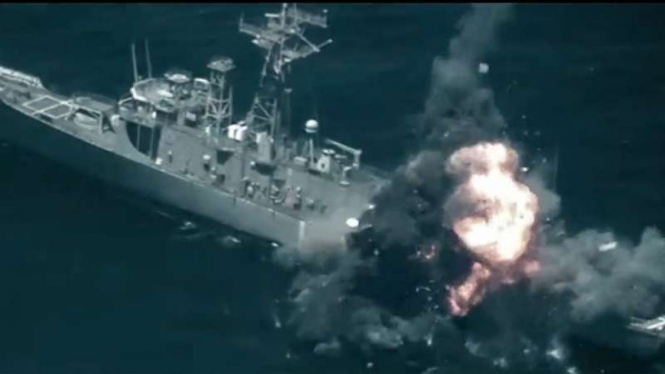 VIVA Militer: Kapal perang USS Rodney M. Davis (FFG-60), hancur