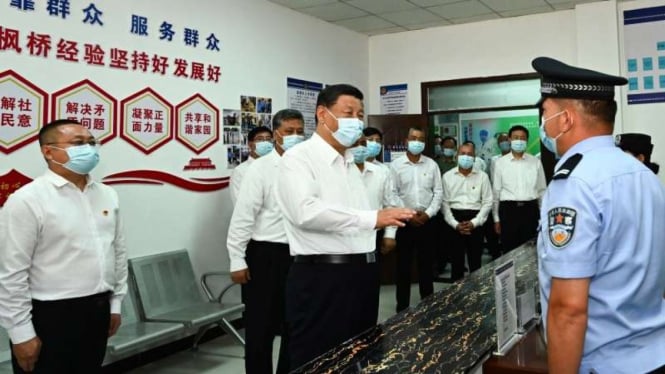 Xi Jinping saat ke kantor polisi lokal luar Xinjiang dalam kunjungan ke Xinjiang