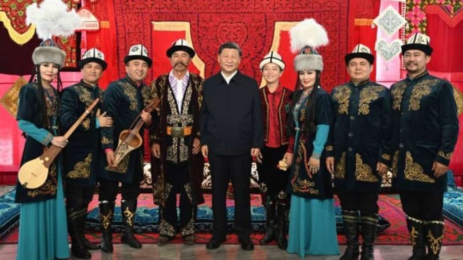 Xi Jinping bersama para penampil di Museum Xinjiang Uyghur, Urumqi, Xinjiang