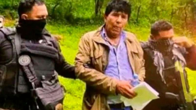 Bos kartel narkoba Rafael Caro-Quintero (tengah) digiring aparat di Sinaloa