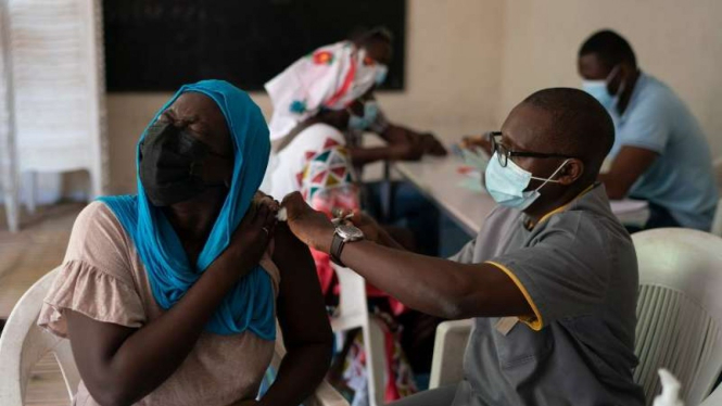 Penyuntikan vaksin di wilayah barat Afrika untuk menekan wabah virus