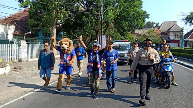 Aremania, Joko Wicaksono jalan kaki usai juara Piala Presiden 2022