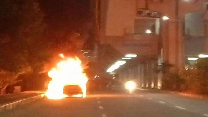 Mobil terbakar di Palembang, Sumatera Selatan.