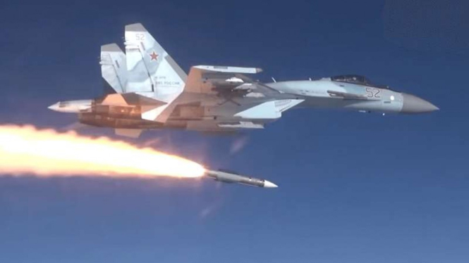 VIVA Militer: Jet tempur Sukhoi Su-35 Rusia tembakkan rudal