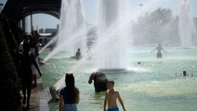 Sanking panas orang-orang di Paris ceburkan diri di air mancur taman Trocadero