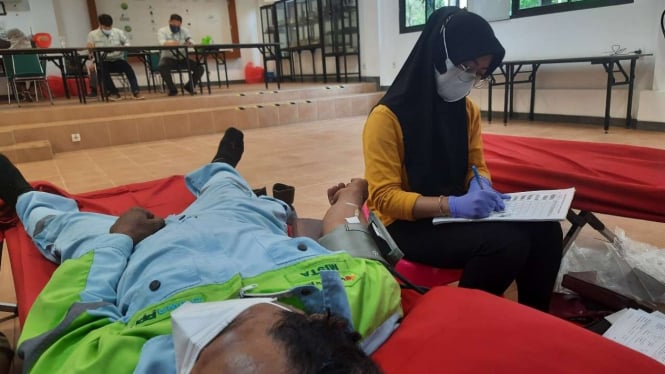 Sejumlah karyawan perusahaan pengolah limbah bahan beracun berbahaya (B3), PT Prasadha Pamunah Limbah Industri (PPLI), mengikuti kegiatan donor darah di gedung Training Center PPLI, Desa Nambo, Klapanunggal, Kabupaten Bogor, Jawa Barat.