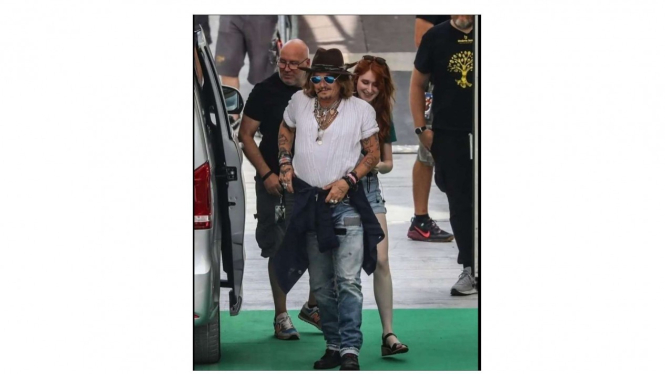 Johnny Depp terlihat bersama seorang wanita di Italia