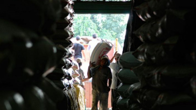 Buruh angkut beras di Pasar Induk Cipinang,Jakarta. Sumber : VIVAnews/Tri Saputro