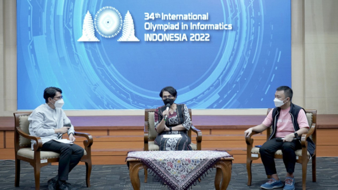 Sekretaris Jenderal Kemendikbudristek Suharti dalam keterangan persnya (tengah)