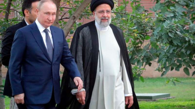 Presiden Rusia Vladimir Putin dan Presiden Iran Ebrahim Raisi (kanan)