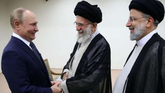 Vladimir Putin, Ayatollah Ali Khamenei (tengah)-Presiden Ebrahim Raisi (kanan)