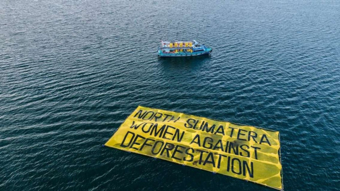 Aksi Greenpeace di Danau Toba pada gelaran W20.