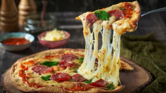 Sambut Hari Raya Galungan, Di Canggu Bali Ada Kuliner Unik dari Pizza Rasa Sambal Matah