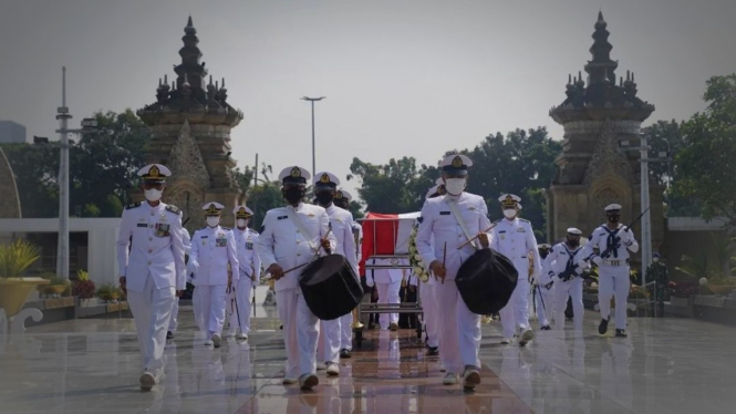 VIVA Militer: Prosesi pemakaman Laksda Kandiawan Affandi.