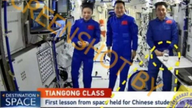Jepretan layar sebuah postingan oleh akun Twitter yang memperlihatkan air di dalam gelas tidak melayang di ruang angkasa dan video itu diklaim sebagai ruang antariksa buatan China.