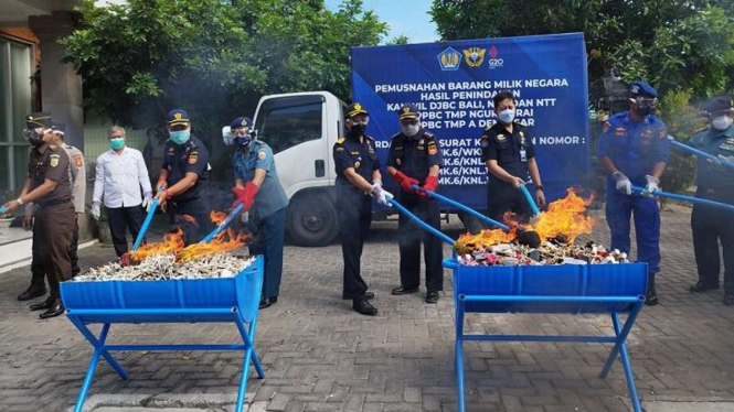 Kantor Wilayah Bea Cukai Bali, NTB, dan NTT melakukan pemusnahan barang ilegal