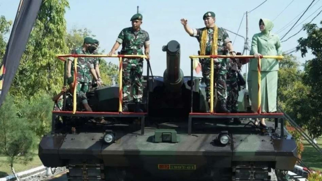 VIVA Militer: Pangdivif 2 Kostrad diarak naik Tank tempur Kostrad 