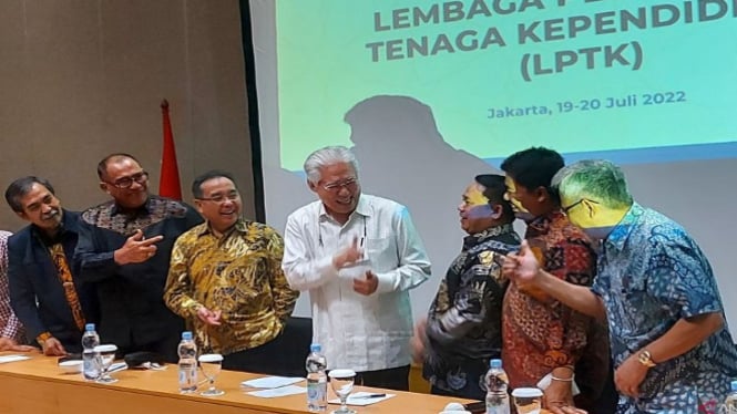 Ketua Umum IKA UPI Enggartiasto Lukita (tengah)