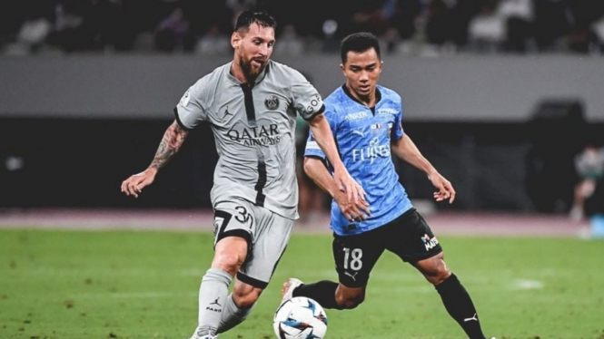 Lionel Messi berhadapan Chanathip Songkrasin di laga PSG vs Kawasaki Frontale. 
