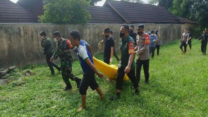 Petugas mengevakuasi jenazah wanita korban pembunuhan di Kali Cikeas, Bekasi