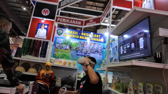 Pengunjung di Stand Pariwisata Kabupaten Maluku Tenggara