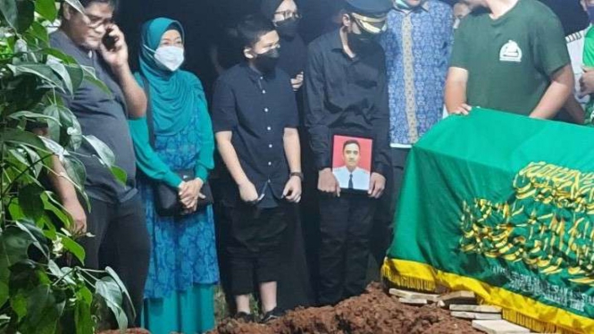 Prosesi pemakaman pilot Citilink Capt Boy Awalia di TPU Pondok Kelapa, Jakarta.