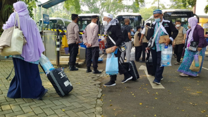 Jemaah haji kloter delapan asal Depok tiba di Balai Kota Depok