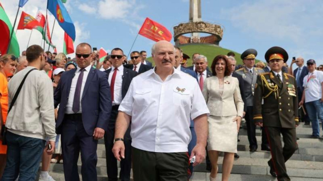 Presiden Belarusia Alexander Lukashenko (baju putih tengah) saat di Minsk