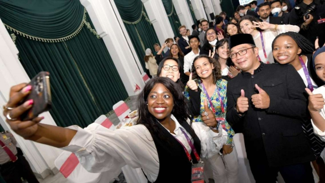 Gubernur Jawa Barat Ridwan Kamil bersama kalangan muda peserta Konferensi Tingkat Tinggi Youth 20 (Y20) delegasi dari 18 negara di Gedung Sate, Kota Bandung, Kamis malam, 21 Juli 2022.