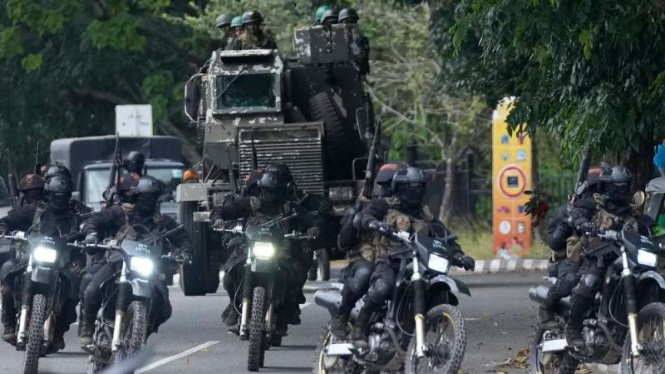 Pasukan keamanan berpatroli di jalanan Sri Lanka