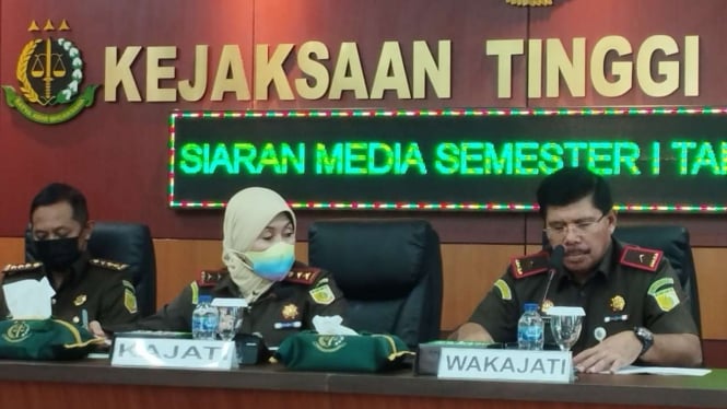 Kepala Kejaksaan Tinggi Jawa Timur Mia Amiati bersama seluruh asisten menyampaikan hasil Analisa dan Evaluasi Semester I di kantor Kejati Jawa Timur di Surabaya, Jumat, 22 Juli 2022.