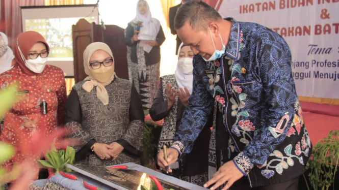 Plt. Wali Kota Bekasi Tri Adhianto didampingi Ketua PKK Kota Bekasi Wiwiek Hargono, Ketua IBI Provinsi Jawa Barat, Kepala Dinas Kesehatan Kota Bekasi, dan perwakilan Bidan Pengurus IBI se-Provinsi Jawa Barat. 