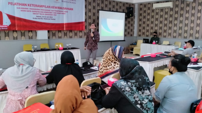 Pelatihan Keterampilan Kewirausahaan Bagi Pelaku Usaha Sektor Informal (PKL) yang digelar oleh Diskopukm Kota Bekasi.