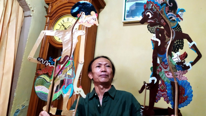 Ki Dalang Wildan mementaskan sebuah fragmen Wayang Sasak