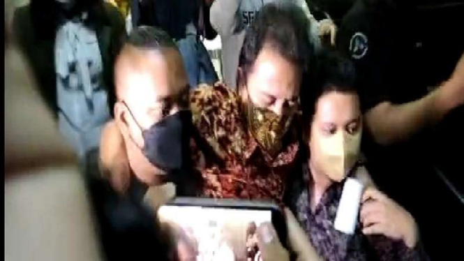 Mantan Menpora, Roy Suryo, kolaps usai diperiksa penyidik Polda Metro Jaya.