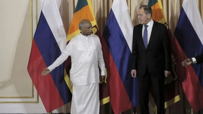 Dinesh Gunawardena (kiri) perdana menteri Sri Lanka yang baru saat masih menjadi sebagai Menteri Luar Negeri Sri Lanka, menyambut Menlu Rusia Sergey Lavrov di Kolombo, 14 Januari 2020. 