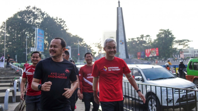 Momen Bima Arya dan Ganjar Pranowo lari pagi keliling Kebun Raya Bogor.