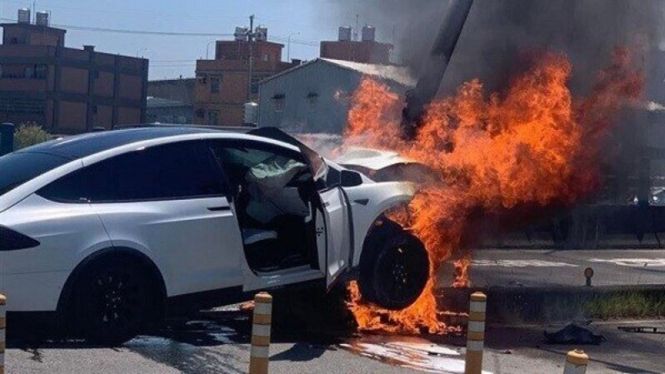 Tesla Model X milik Jimmy Lin yang terbakar