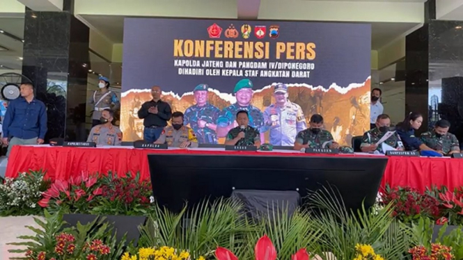 KSAD Jenderal TNI Dudung Abdurrachman saat jumpa pers penembakan istri TNI