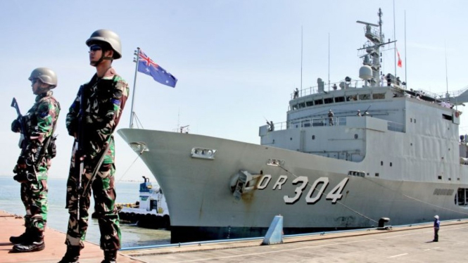 Anggota TNI bersiaga saat kapal pemasok logistik Angkatan Laut Australia (HMAS Success) bersandar di Pelabuhan Soekarno-Hatta, Makassar, Sulawesi Selatan.