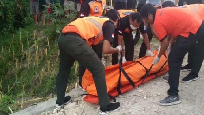 Pelajar di Bali ditemukan tewas gantung diri di sebuah pohon.