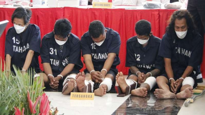 Para tersangka penembakan istfi TNI di Semarang saat dibawa ke Mapolda Jateng.