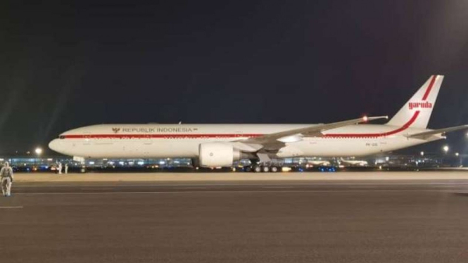Pesawat Garuda Indonesia (GIA-1) yang ditumpangi Presiden Jokowi ke luar negeri