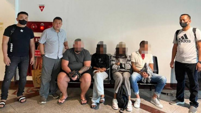 Polisi Meringkus Dua WNA Asal Bulgaria bersama kekasihnya yang telah membobol uang nasabah di Sulawesi Utara.