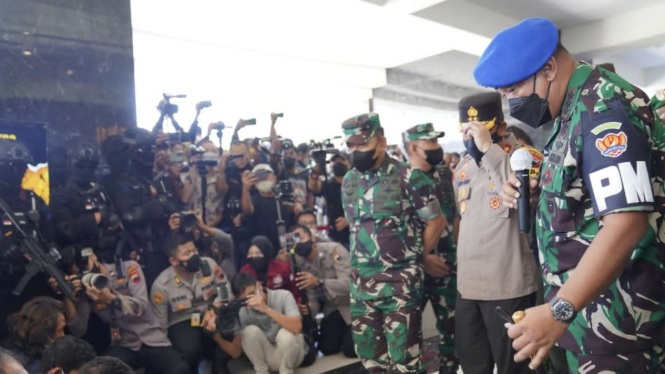 VIVA Militer: Danpuspomad Letjen TNI Chandra Sukotjo temui penembak Rina W.
