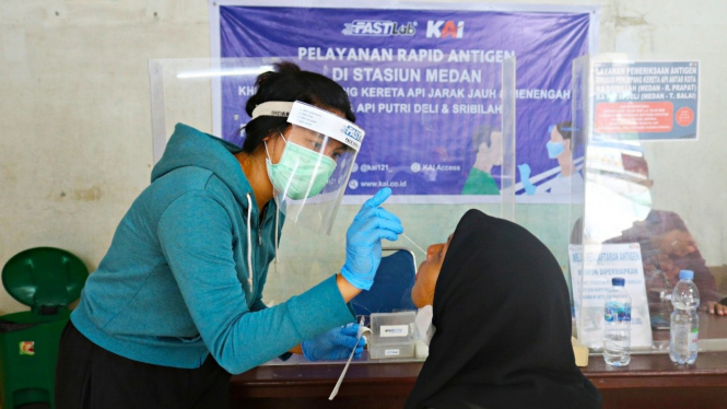 Tes antigen di Stasiun Medan.