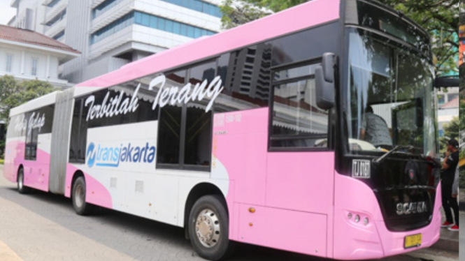 Transjakarta aktifkan kembali bus khusus wanita atau bus pink pada 25 Juli 2022