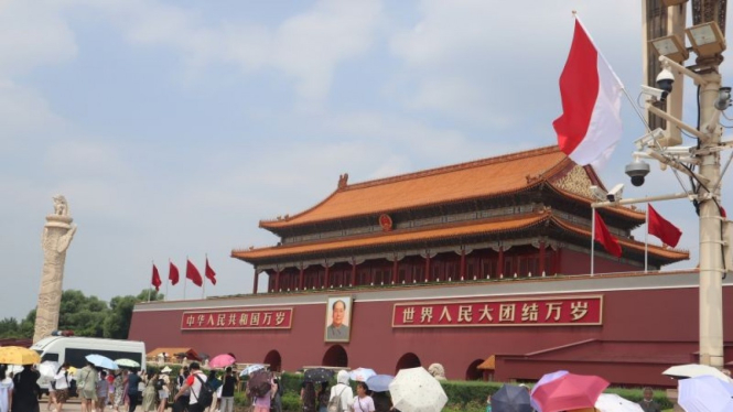 Bendera Merah Putih berkibar di Istana Kota Terlarang dan Lapangan Tiananmen, Beijing, China.